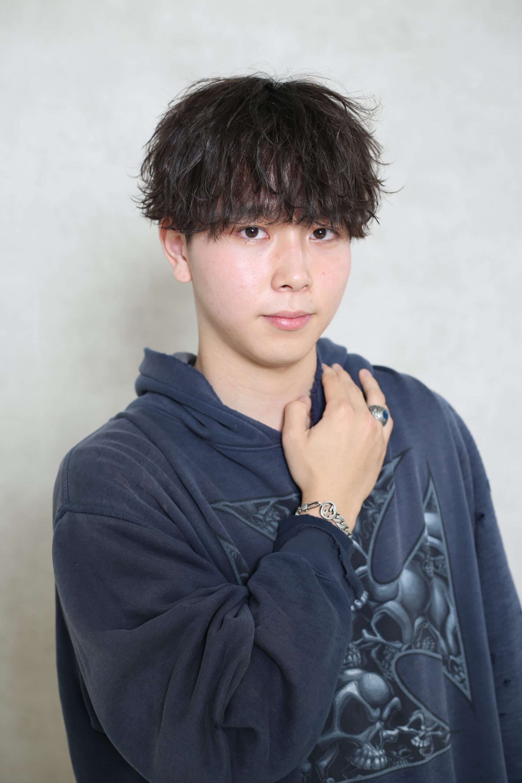 【20代メンズにおすすめ】黒髪・暗髪でも決まる！人気No.1の束感スパイラルマッシュ