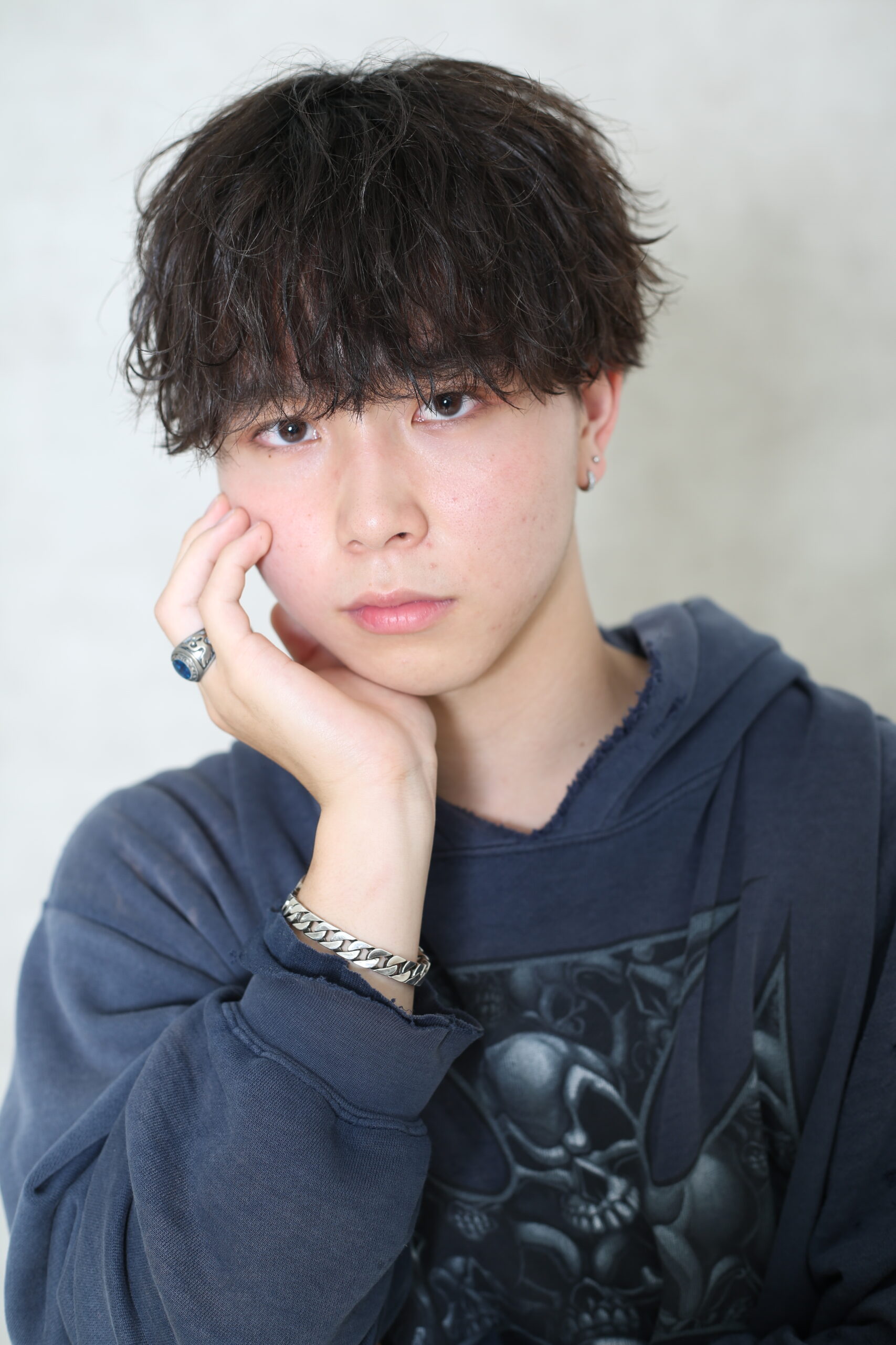 【20代メンズにおすすめ】黒髪・暗髪でも決まる！人気No.1の束感スパイラルマッシュ